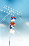 Srpska zastava na vrhu  antenskog sistema  jugoslovenske ekspedicije na ostrvu Konvoj Rif